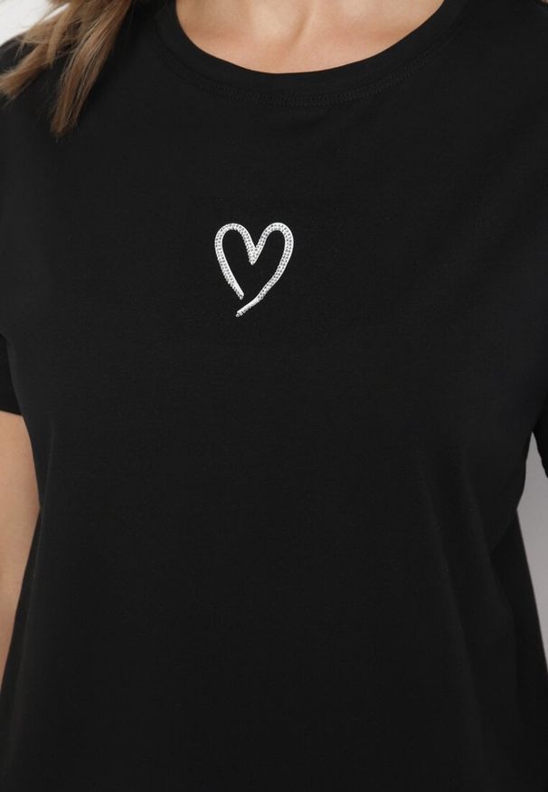 Born2be - Czarna Bluzka z Bawełny Ozdobiona Sercem Lenala. Okazja: na co dzień. Kolor: czarny. Materiał: bawełna. Długość rękawa: krótki rękaw. Długość: krótkie. Wzór: aplikacja. Styl: klasyczny, casual
