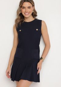 Born2be - Granatowa Dzianinowa Sukienka z Wiskozą Zdobiona Plisami i Imitacją Kieszeni Ravima. Kolor: niebieski. Materiał: dzianina, wiskoza. Wzór: aplikacja. Typ sukienki: trapezowe. Styl: klasyczny, elegancki #1