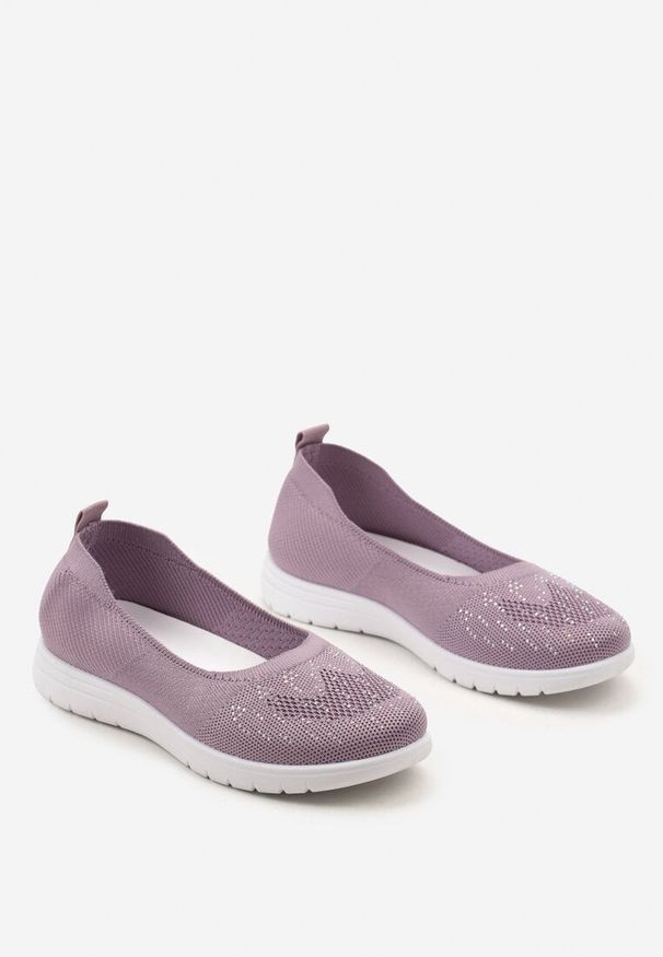 Born2be - Fioletowe Wsuwane Tenisówki na Płaskiej Podeszwie Zdobione Imitacją Cyrkonii Foviana. Okazja: na co dzień. Zapięcie: bez zapięcia. Kolor: fioletowy. Materiał: jeans. Wzór: aplikacja. Obcas: na płaskiej podeszwie. Styl: casual