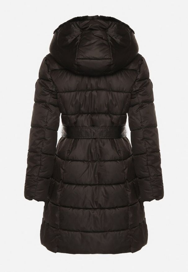 Born2be - Czarna Długa Kurtka Ozdobiona Pikowaniem z Nieodpinanym Kapturem i Paskiem Lidaveia. Okazja: na co dzień. Kolor: czarny. Materiał: jeans. Długość: długie. Wzór: aplikacja. Styl: casual, klasyczny, elegancki