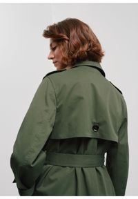 Ochnik - Zielony płaszcz damski z paskiem. Kolor: zielony. Materiał: poliester. Długość: długie #1