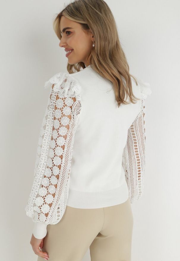 Born2be - Biały Sweter Elastyczny z Ażurowymi Rękawami Maonra. Kolor: biały. Materiał: tiul, koronka, dzianina. Wzór: ażurowy