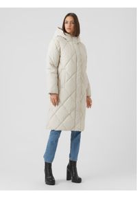 Vero Moda Kurtka puchowa Adelaloa 10267606 Écru Regular Fit. Materiał: syntetyk