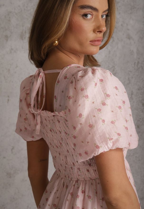 Renee - Różowa Rozkloszowana Sukienka z Tencelu w Stylu Baby Doll w Kwiatowy Print Harele. Okazja: na co dzień. Kolor: różowy. Wzór: nadruk, kwiaty. Typ sukienki: rozkloszowane. Materiał: poliester. Długość rękawa: krótki rękaw. Sezon: lato. Styl: casual. Długość: mini