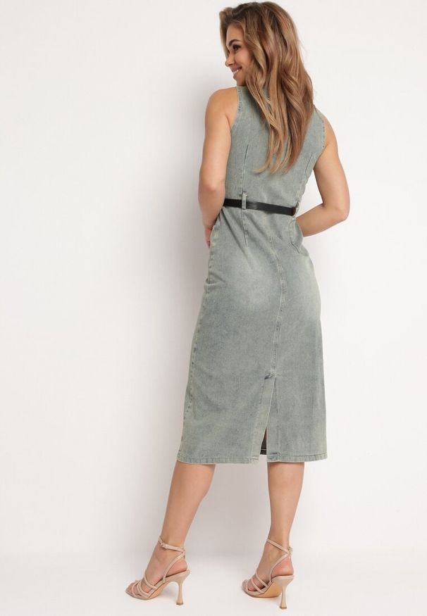 Born2be - Jasnoniebieska Sukienka Jeansowa Bez Rękawów z Paskiem z Ekoskóry Heteria. Okazja: na co dzień. Kolor: niebieski. Materiał: jeans. Długość rękawa: bez rękawów. Typ sukienki: proste. Styl: elegancki, casual