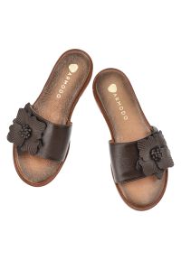 Klapki damskie Armodo, cholewka ze skóry naturalnej licowej z szerokim paskiem z przodu ozdobna aplikacja, brązowe, 40477. Okazja: na co dzień. Kolor: brązowy. Materiał: skóra. Wzór: aplikacja. Sezon: lato. Styl: elegancki, casual #6