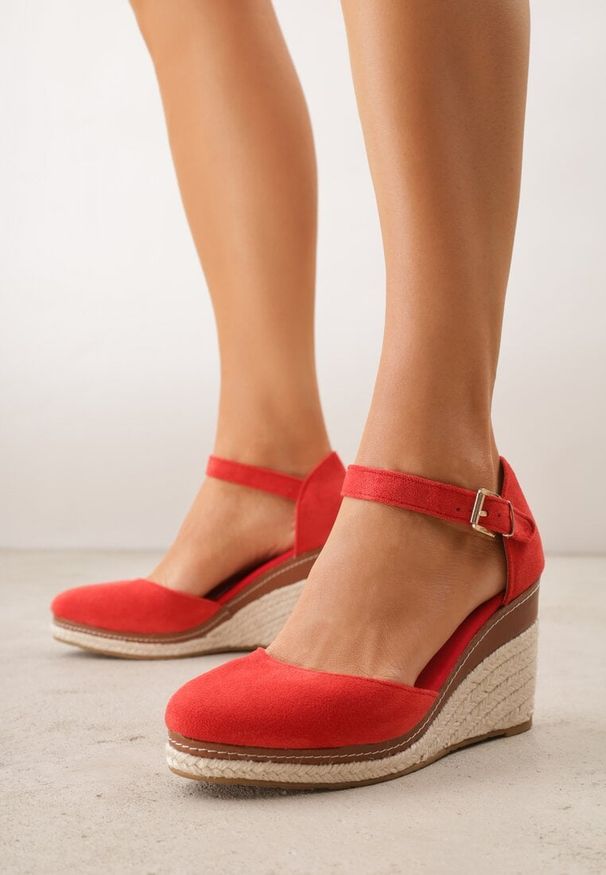 Renee - Czerwone Sandały VICESna Plecionym Koturnie Laraifa. Zapięcie: sprzączka. Kolor: czerwony. Materiał: jeans, koronka. Wzór: koronka. Sezon: lato. Obcas: na koturnie