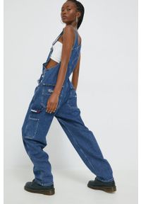 Tommy Jeans ogrodniczki jeansowe. Okazja: na co dzień. Kolor: niebieski. Wzór: aplikacja. Styl: casual