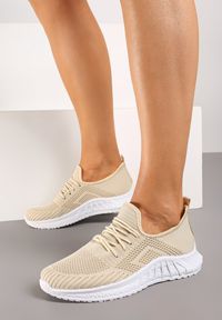 Born2be - Beżowo-Białe Buty Sportowe Tymagio. Wysokość cholewki: przed kostkę. Nosek buta: okrągły. Kolor: beżowy. Materiał: materiał. Szerokość cholewki: normalna. Wzór: jednolity, aplikacja