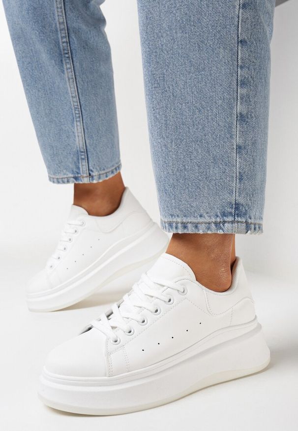 Born2be - Białe Sneakersy z Delikatną Perforacją i Gumowym Misiem przy Sznurówkach Zephra. Kolor: biały. Materiał: guma