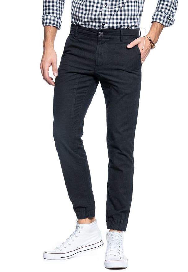 Tom Tailor - TOM TAILOR SPODNIE MĘSKIE HERRINGBONE JOGG CHINO DUSTY BLACK 6403544.00.12 COL. 2627. Stan: obniżony. Materiał: bawełna. Wzór: jednolity, jodełka. Styl: sportowy