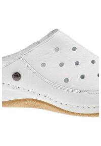 Białe Klapki Pollonus Wygodne Skórzane Buty Damskie. Okazja: na co dzień. Kolor: biały. Materiał: skóra. Sezon: lato. Styl: casual, klasyczny #5