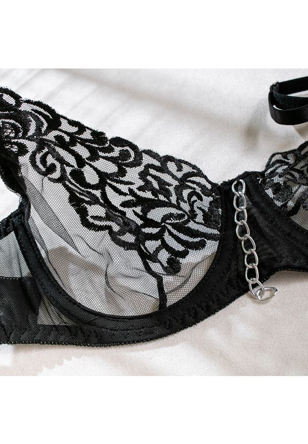 Intica - Komplet bielizny z koronką i łańcuszkami Clovis. Kolor: beżowy. Materiał: koronka. Wzór: koronka