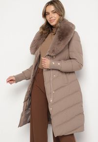 Born2be - Ciemnobeżowa Elegancka Kurtka z Pikowanymi Przeszyciami i Futrzanym Kołnierzem Gallea. Okazja: na spacer, na co dzień. Kolor: beżowy. Materiał: futro. Sezon: zima. Styl: elegancki #7