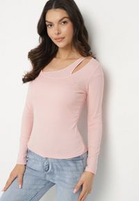 Born2be - Różowa Bluzka z Asymetrycznym Dekoltem Tatelia. Okazja: na co dzień. Kolor: różowy. Materiał: jeans. Styl: elegancki, casual #6