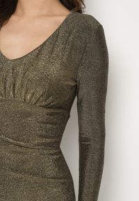 Born2be - Złota Dopasowana Sukienka z Wiskozą Marszczeniem w Pasie i Metaliczną Nitką Temivina. Okazja: na co dzień. Kolor: złoty. Materiał: wiskoza. Typ sukienki: asymetryczne, proste, oversize. Styl: casual, elegancki #4