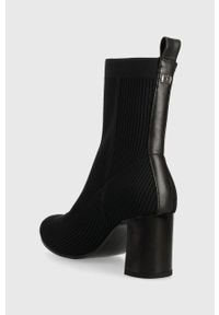 TOMMY HILFIGER - Tommy Hilfiger botki FEMININE ESSENTIAL KNIT damskie kolor czarny na słupku FW0FW07405. Nosek buta: okrągły. Kolor: czarny. Materiał: skóra, materiał, włókno. Obcas: na słupku. Wysokość obcasa: średni #2