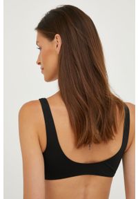 Calvin Klein biustonosz kąpielowy kolor czarny lekko usztywniona miseczka. Kolor: czarny. Materiał: dzianina, poliamid. Wzór: nadruk #2
