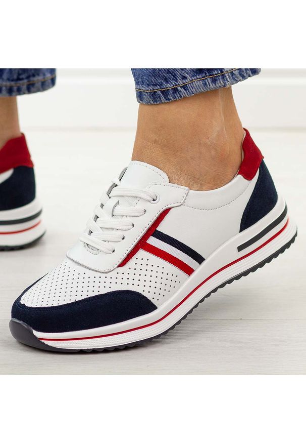 Biało granatowe skórzane półbuty damskie Jezzi 8467. Okazja: na co dzień. Nosek buta: okrągły. Zapięcie: sznurówki. Kolor: biały. Materiał: skóra. Szerokość cholewki: normalna. Sezon: wiosna, jesień, lato. Styl: casual, elegancki, sportowy, klasyczny