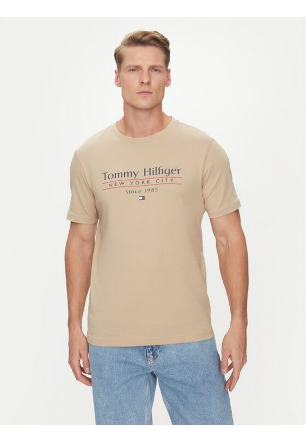 TOMMY HILFIGER - Tommy Hilfiger T-Shirt Center Stack MW0MW38621 Beżowy Regular Fit. Kolor: beżowy. Materiał: bawełna