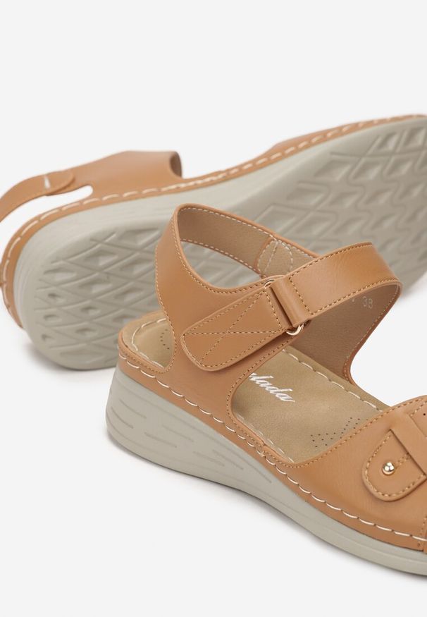 Born2be - Brązowe Sandały na Niskim Koturnie z Rzepem Elisha. Okazja: na co dzień. Kolor: brązowy. Obcas: na koturnie. Styl: casual