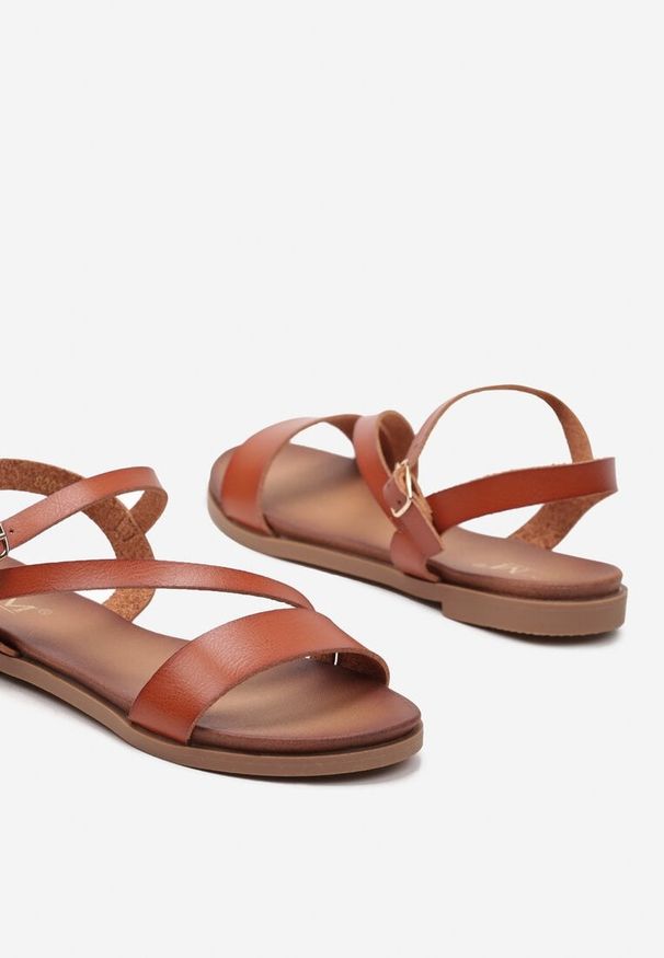 Renee - Brązowe Sandały na Płaskiej Podeszwie w Klasycznym Stylu ze Sprzączką Minni. Okazja: na spacer. Zapięcie: sprzączka. Kolor: brązowy. Wzór: aplikacja. Obcas: na płaskiej podeszwie. Styl: klasyczny