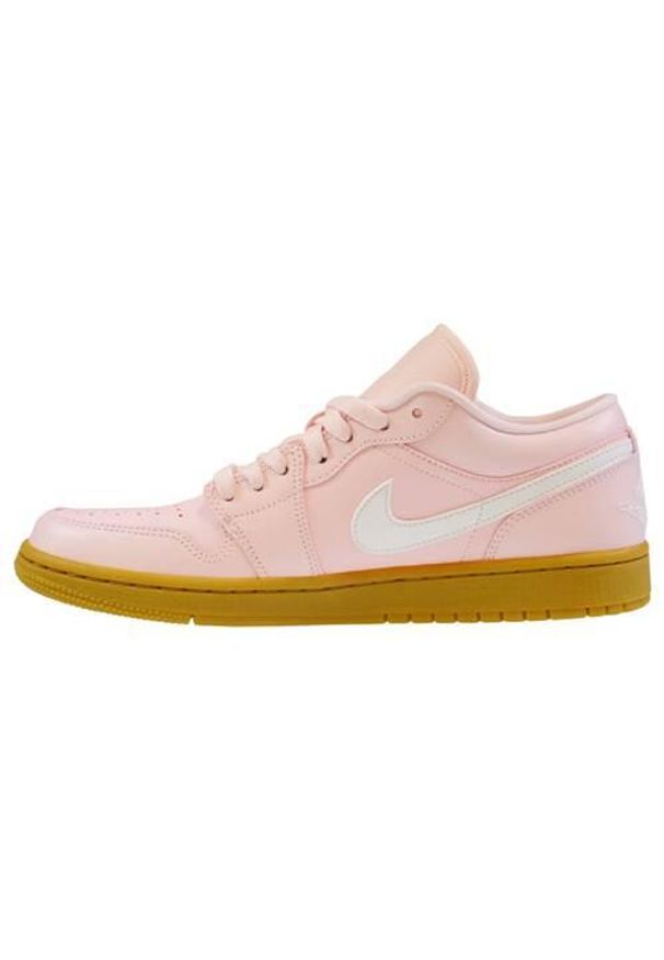 Buty do chodzenia damskie Nike Air Jordan 1 Low. Zapięcie: sznurówki. Kolor: różowy. Materiał: materiał, syntetyk. Szerokość cholewki: normalna. Model: Nike Air Jordan. Sport: turystyka piesza