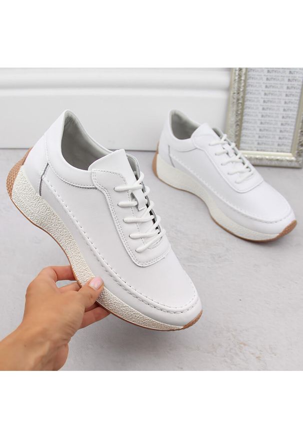 Skórzane półbuty sportowe damskie białe Sergio Leone SP013. Kolor: biały. Materiał: skóra. Szerokość cholewki: normalna. Styl: sportowy