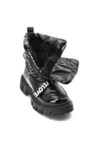 Czarne Śniegowce Filippo Ocieplane Buty Damskie. Okazja: na spacer, na co dzień. Zapięcie: zamek. Kolor: czarny. Materiał: lakier. Wzór: napisy. Sezon: zima. Styl: casual #7