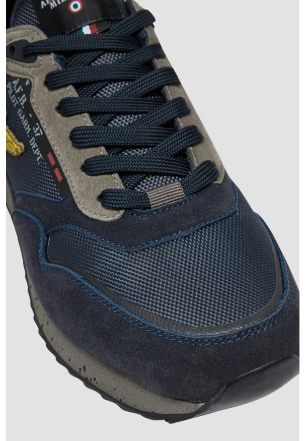 Aeronautica Militare - AERONAUTICA MILITARE Granatowe sneakersy męskie Am With Eagle Crest. Kolor: niebieski. Materiał: zamsz, tkanina. Wzór: aplikacja, moro