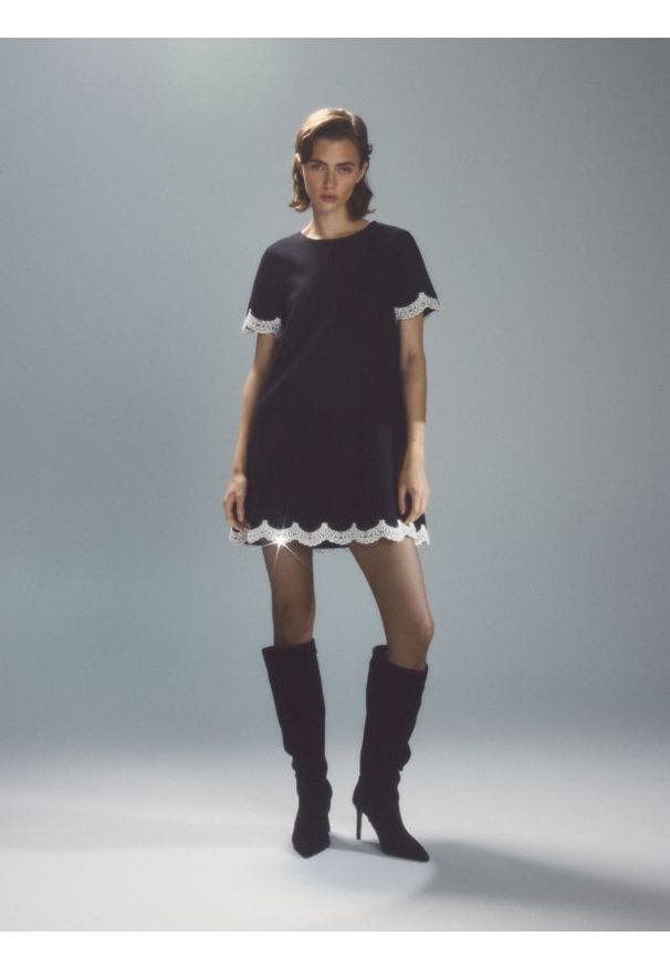 Reserved - Sukienka mini z koronkowym wykończeniem - czarny. Kolor: czarny. Materiał: koronka. Typ sukienki: proste. Długość: mini