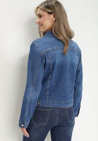 Born2be - Granatowa Jeansowa Kurtka z Przetarciami i Kieszeniami z Klapami Hazelle. Okazja: na co dzień. Kolor: niebieski. Materiał: jeans. Długość rękawa: długi rękaw. Długość: długie. Styl: casual, klasyczny #4