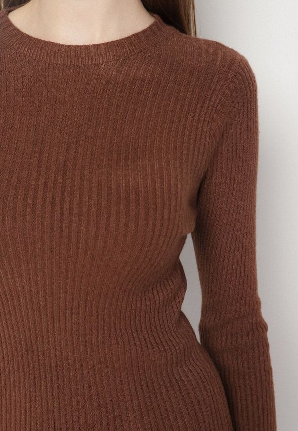 Born2be - Brązowa Dopasowana Sukienka z Prążkowanej Dzianiny z Bawełną Tesmera. Okazja: na spotkanie biznesowe, do pracy, na co dzień. Kolor: brązowy. Materiał: dzianina, prążkowany, bawełna. Styl: casual, biznesowy