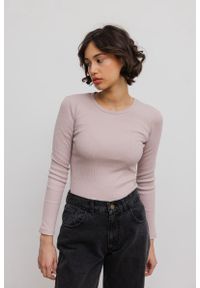 Marsala - Dopasowany top z prążkowanej dzianiny w kolorze PINK GARDENIA - MOODY-XL. Materiał: prążkowany, dzianina. Długość rękawa: długi rękaw. Długość: długie