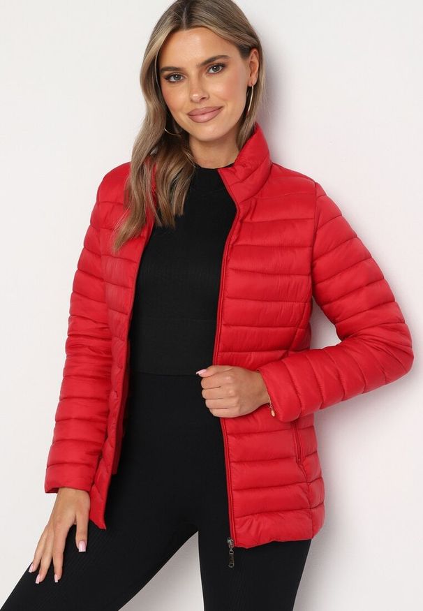 Born2be - Czerwona Pikowana Kurtka z Kieszeniami Zapinanymi na Zamek Błyskawiczny Mivindra. Okazja: na co dzień. Kolor: czerwony. Materiał: jeans. Styl: casual