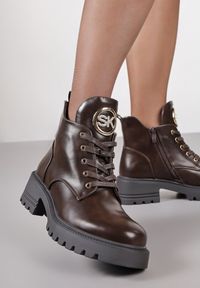 Renee - Brązowe Botki Workery Ozdobione Cyrkoniową Aplikacją Iffare. Okazja: na co dzień. Kolor: brązowy. Materiał: jeans. Wzór: aplikacja. Styl: casual #6