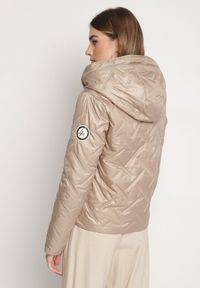 Born2be - Ciemnobeżowa Pikowana Kurtka z Kapturem Ozdobiona Naszywką Rilumia. Okazja: na co dzień. Typ kołnierza: kaptur. Kolor: beżowy. Materiał: jeans. Wzór: aplikacja. Styl: casual #3