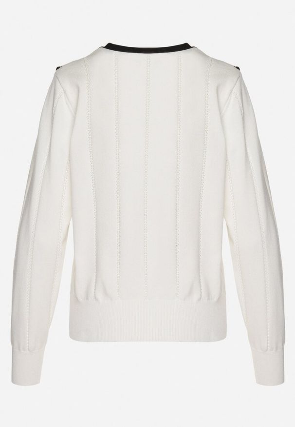 Born2be - Biały Sweter z Wiskozą Ozdobiony Kokardą Eleganckimi Guzikami i Kontrastowymi Detalami Miariel. Okazja: na co dzień. Typ kołnierza: kokarda. Kolor: biały. Materiał: wiskoza. Długość rękawa: długi rękaw. Długość: długie. Wzór: aplikacja. Styl: elegancki