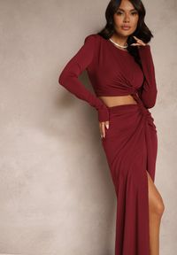 Renee - Bordowa Dopasowana Sukienka z Rozcięciem z Tyłu Marszczeniem i Wycięciem w Talii Ililia. Okazja: na imprezę. Kolor: czerwony. Styl: glamour, elegancki, klasyczny #2