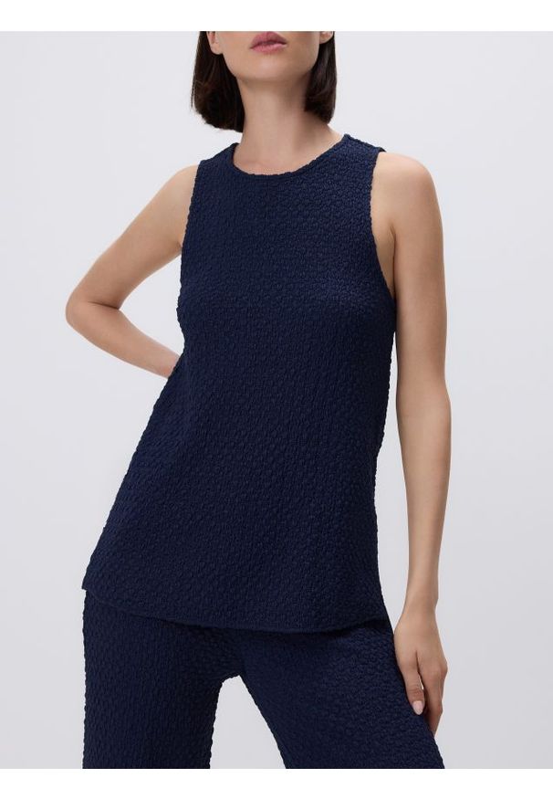 Reserved - Strukturalny top - granatowy. Kolor: niebieski. Materiał: dzianina