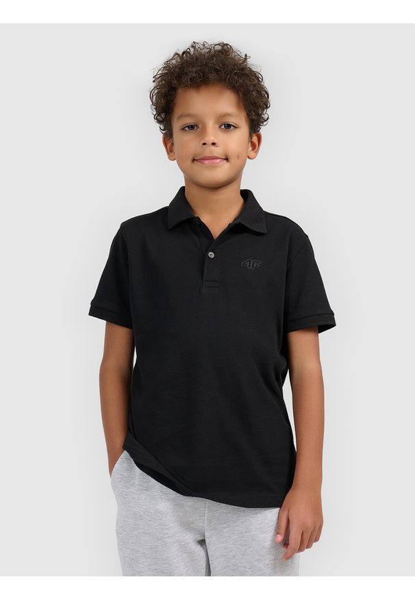 4f - 4F Koszulka polo regular chłopięca - czarna 158 (12-13 lat). Okazja: na co dzień, na uczelnię. Typ kołnierza: polo. Kolor: czarny. Materiał: bawełna, dzianina. Wzór: ze splotem. Sezon: lato. Styl: sportowy, klasyczny, casual, elegancki