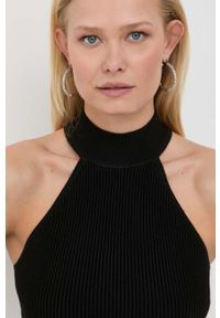 Guess top damski kolor czarny z półgolfem. Typ kołnierza: dekolt halter. Kolor: czarny. Materiał: materiał, dzianina, wiskoza. Wzór: gładki #3
