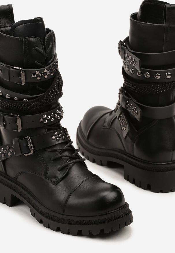 Renee - Czarne Rockowe Botki Workery Zdobione Nitami i Sprzączkami Zarumia. Okazja: na co dzień, na imprezę. Zapięcie: sprzączka. Kolor: czarny. Materiał: skóra, jeans. Wzór: aplikacja. Styl: rockowy