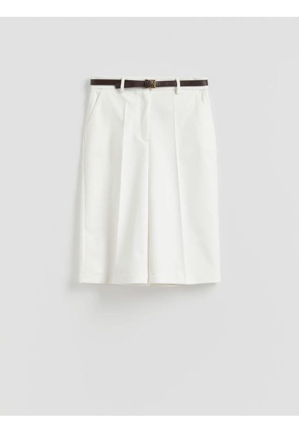 Reserved - Bermudy z paskiem - biały. Kolor: biały. Materiał: bawełna, tkanina. Długość: długie