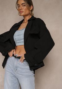 Renee - Czarna Dwurzędowa Kurtka w Stylu Trencza o Krótkim Kroju z Paskiem Stellis. Kolor: czarny. Materiał: tkanina. Długość: krótkie #5