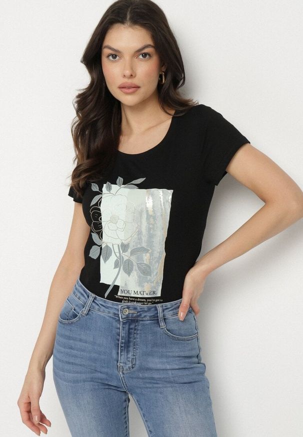 Born2be - Czarny Bawełniany T-shirt o Dopasowanym Kroju z Motywem Kwiatowym Plerra. Okazja: na co dzień. Kolor: czarny. Materiał: bawełna. Wzór: kwiaty. Styl: klasyczny, elegancki, casual