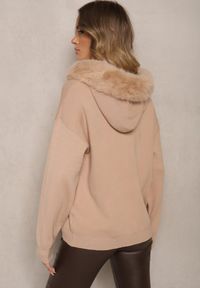 Renee - Beżowa Bluza z Wiskozą i Kapturem Ozdobiony Futerkiem Pomponami i Perełkami Aizavia. Kolor: beżowy. Materiał: futro, wiskoza. Wzór: aplikacja. Sezon: zima #3
