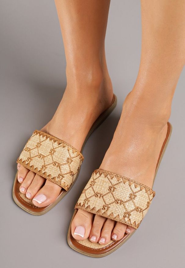 Born2be - Brązowe Klapki z Geometrycznym Wzorem w Stylu Boho Zeroma. Okazja: na co dzień. Kolor: brązowy. Wzór: geometria. Sezon: lato. Styl: boho