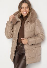 Born2be - Beżowa Pikowana Kurtka o Pudełkowym Kroju z Kapturem z Futerkiem Rearria. Okazja: na co dzień. Typ kołnierza: kaptur. Kolor: beżowy. Materiał: futro. Sezon: zima. Styl: casual, klasyczny #3