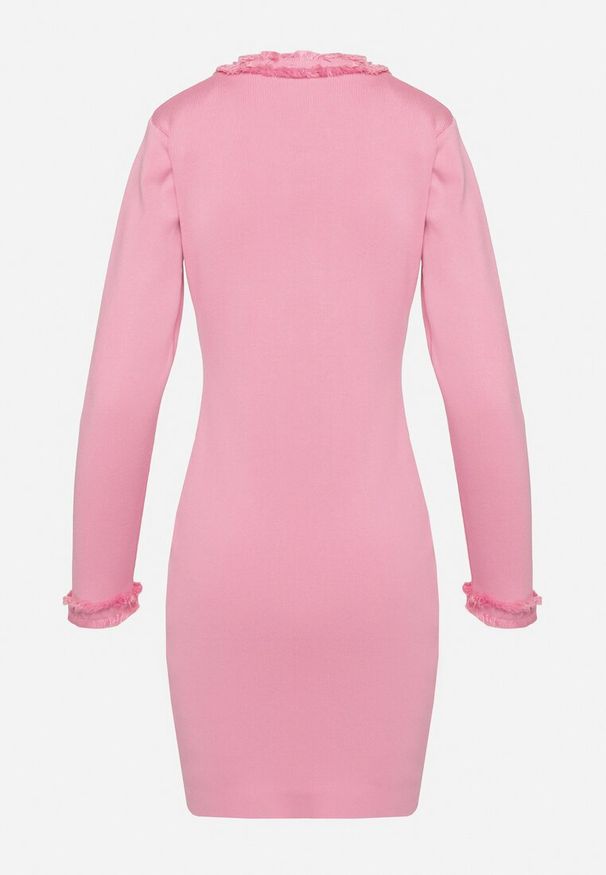 Born2be - Fuksjowa Sukienka Sweterkowa Dwurzędowa z Guzikami i Ozdobnymi Frędzlami Vluona. Kolor: różowy. Materiał: materiał